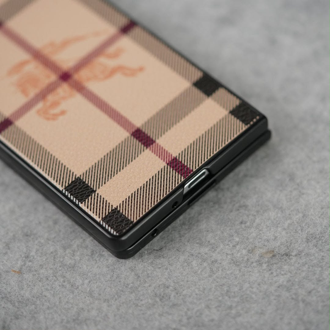 Classic Checkered Leather Case for Z Fold – Timeless British Elegance